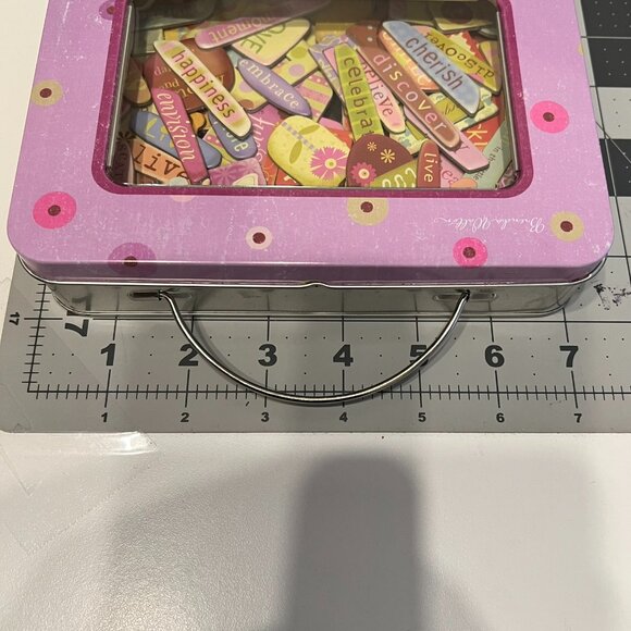 K&C COMPANY “Words & Tags” Chipboard Set in Metal Tin (95 Pieces) - Picture 5 of 5